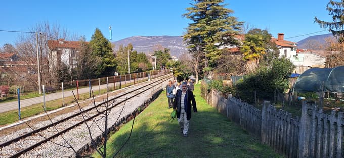 Tik ob železniških tirih navzgor, da smo prešli z dodeljenim tihotapskim blagom v Italijo