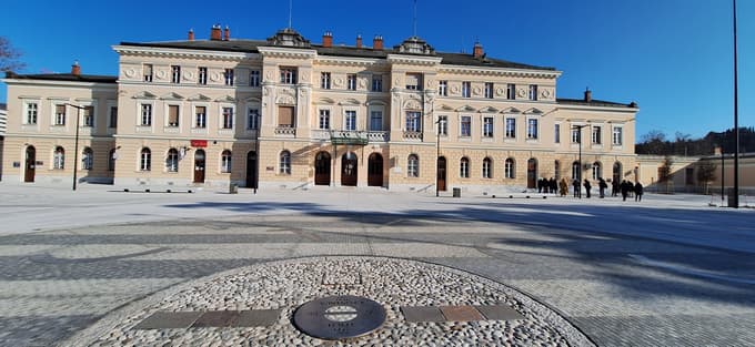 Obeležje na Trgu Evrope pred obnovljeno železniško postajo v Novi Gorici ponazarja čas in kraj, kjer je meja zarezala v življenja ljudi.