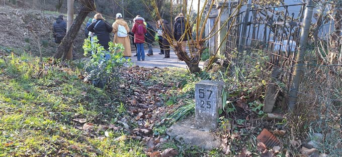 Marsikje mejnih kamnov skoraj ne opazimo več.