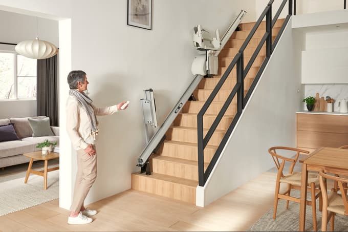 Stopniščno dvigalo upravljate z daljincem. 