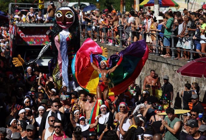 (FOTO) V Riu de Janeiru se je začel največji pustni karneval na svetu!