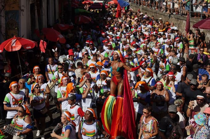 (FOTO) V Riu de Janeiru se je začel največji pustni karneval na svetu!