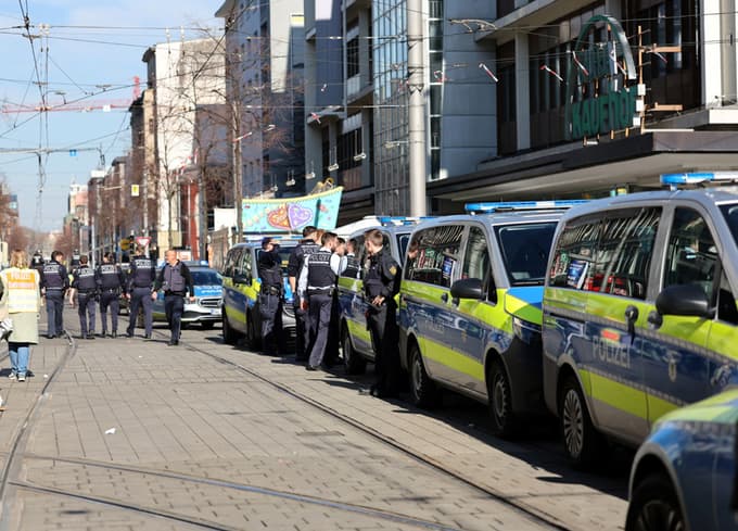 (FOTO) Avto zapeljal v množico ljudi: Število smrtnih žrtev v Mannheimu naraslo na dve