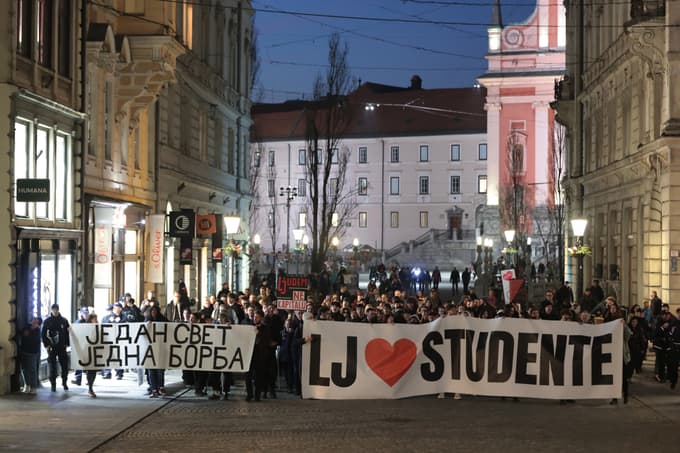 (FOTO) Protest na Magistratu proti Jankovićevi podpori Vučiću: "Ljubimo študente"