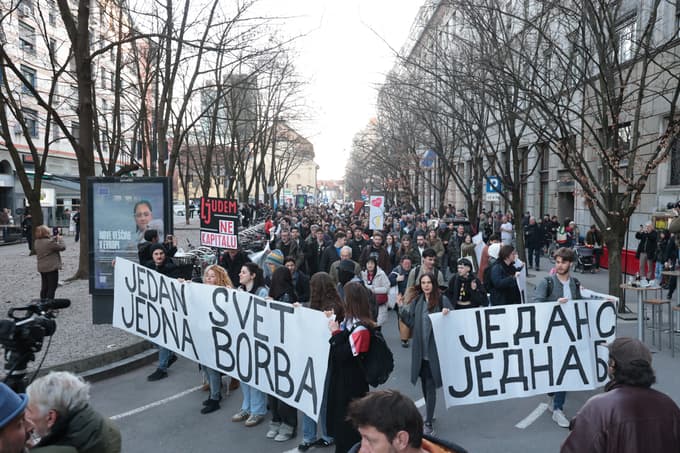 (FOTO) Protest na Magistratu proti Jankovićevi podpori Vučiću: "Ljubimo študente"