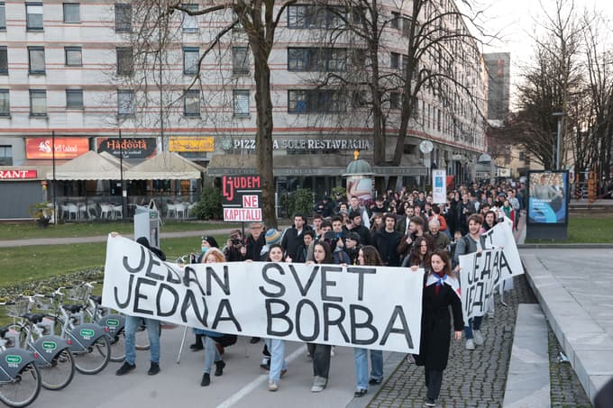 (FOTO) Protest na Magistratu proti Jankovićevi podpori Vučiću: "Ljubimo študente"