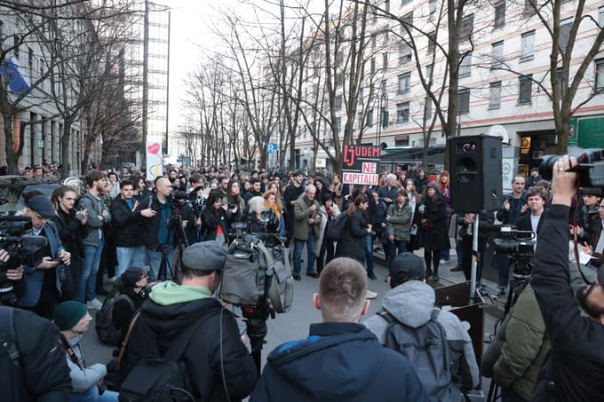 (FOTO) Protest na Magistratu proti Jankovićevi podpori Vučiću: "Ljubimo študente"