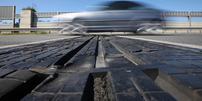 "Dilatacija je gradbeni element, ki omogoča varno prilagajanje objekta na temperaturne spremembe in potresno varnost. Nahaja se na začetku in koncu objekta in je zaradi stalnega prehoda vozil eden najbolj obremenjenih delov konstrukcije," so pojasnili na Darsu.