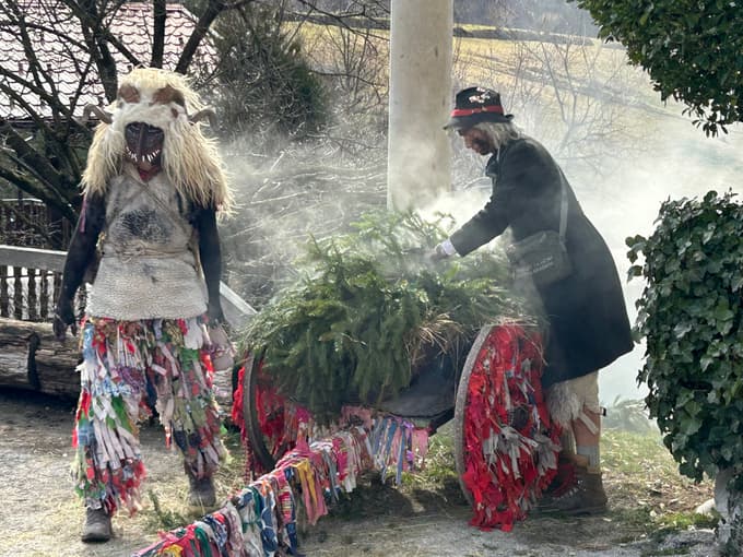 Na vozu pod smrekovimi vejami je kurišče, iz katerega Ta grdi vzamejo pepel in z njim preganjajo otroke po vasi.