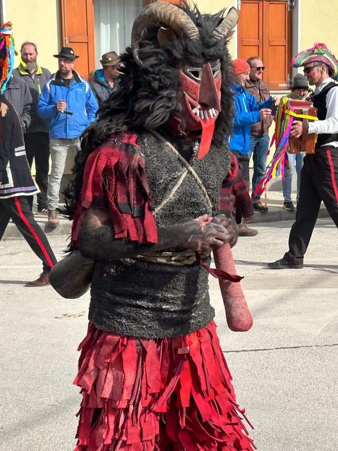 V rdeče oblečen Ta grdi nadzira, kaj počnejo ostali Ta grdi, vsi skupaj pa s hrupom zvoncev, privezanih na pas, odganjajo zimo, skačejo, lovijo mladino in uganjajo norčije.