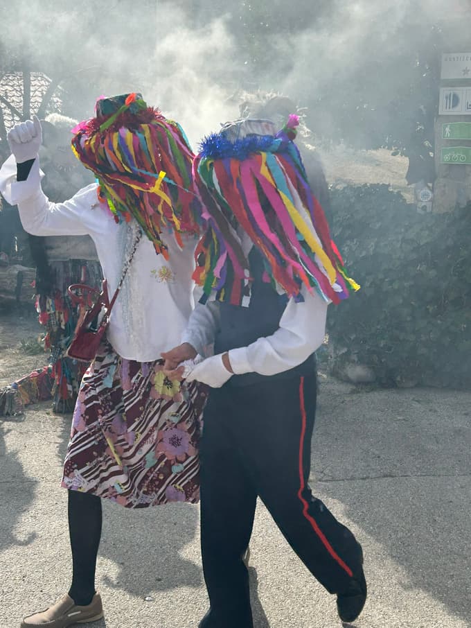 Ta lepi hodijo po vasi od hiše do hiše, kjer jih domačini lepo sprejmejo. Prinašajo veselje in pomlad.