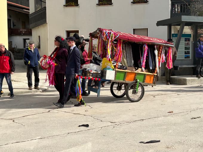 Drežniški pustni liki se najprej sprehodijo po vasi.