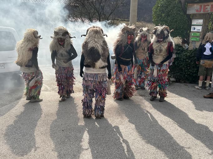 Glavna naloga Ta grdih je, da tečejo za otroki in jih posipavajo s pepelom.