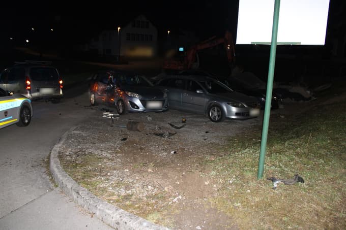 (FOTO) Pijan in pod kokainom bežal pred policisti, na koncu je trčil v parkirana avtomobila