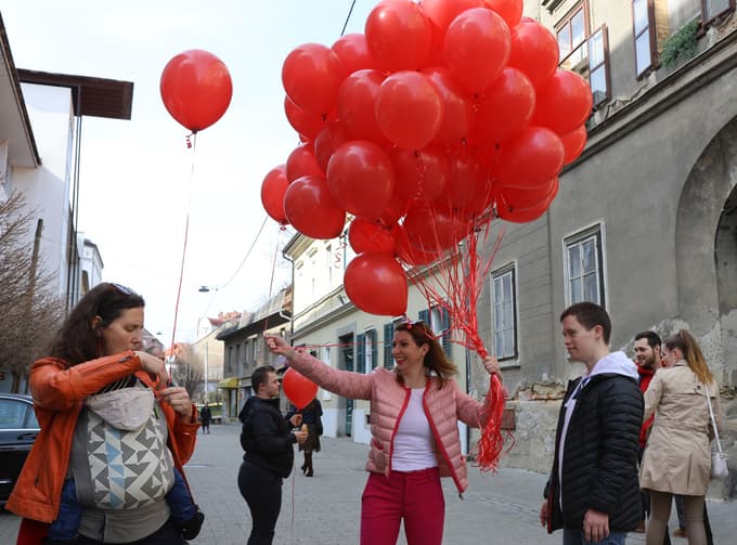  Petre Greiner Merlak, ustanoviteljica Zavoda 13 je med obiskovalce razdelila rdeče balone.