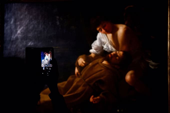 Postavitev pokriva petnajst let Caravaggiovega ustvarjanja - od njegovega prihoda v Rim leta 1595 do njegove smrti v južni Toskani leta 1610 pri 38 letih.