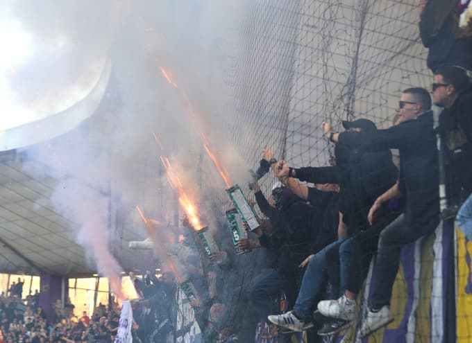 Viole so nogometašem pripravile ognjemet.
