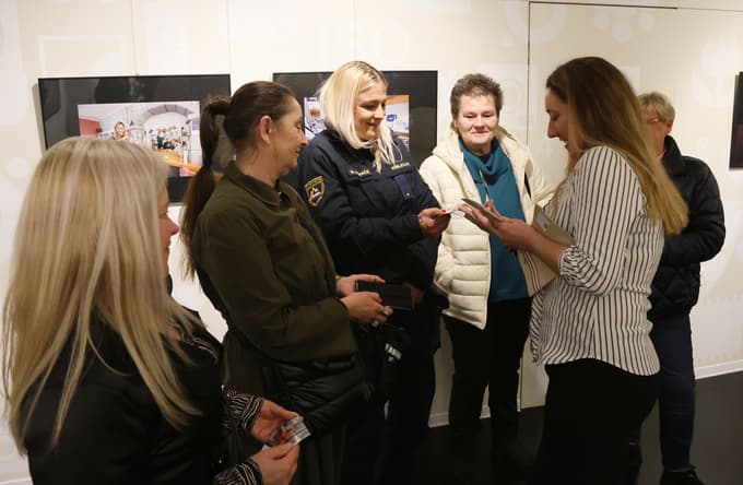 Na odprtje so prišle tako letošnje, kakor nekatere lanske portretiranke. 