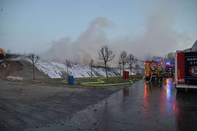 (FOTO) Zagorelo na deponiji odpadkov v Puconcih. Policija poziva: Ne približujte se in ne odpirajte oken