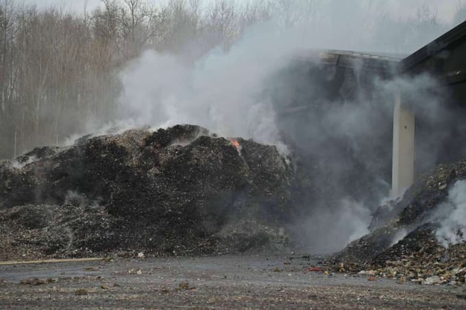 (FOTO) Zagorelo na deponiji odpadkov v Puconcih. Policija poziva: Ne približujte se in ne odpirajte oken