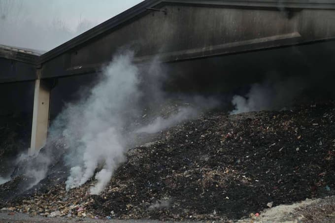 Deponijo v Puconcih je ogenj zajel domala v trenutku.