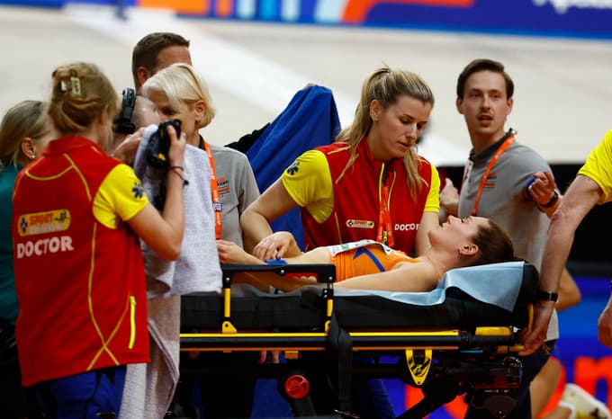 (FOTO) Grozljivi trenutek: Atletinja med tekmo grdo padla in udarila ob podlogo, izgubila zavest ...