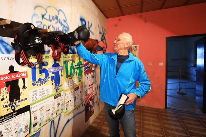 Tudi boksarske rokavice še visijo na svojem mestu.