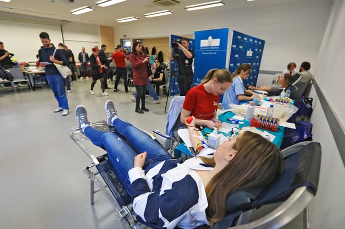 "Zakaj ne bi pomagali, če lahko," so na krvodajalski akciji povedali študentje. 