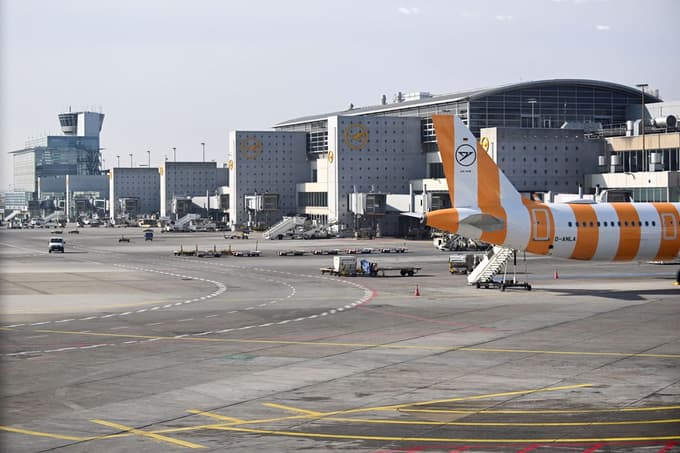 (FOTO) V Nemčiji zaradi stavke na letališčih odpovedanih več tisoč letov