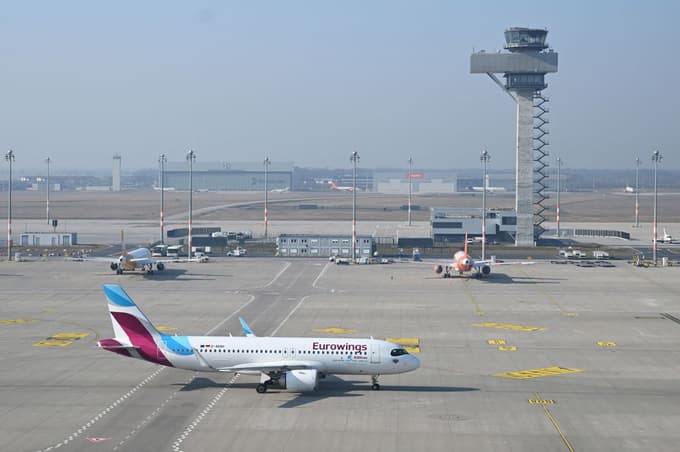 (FOTO) V Nemčiji zaradi stavke na letališčih odpovedanih več tisoč letov