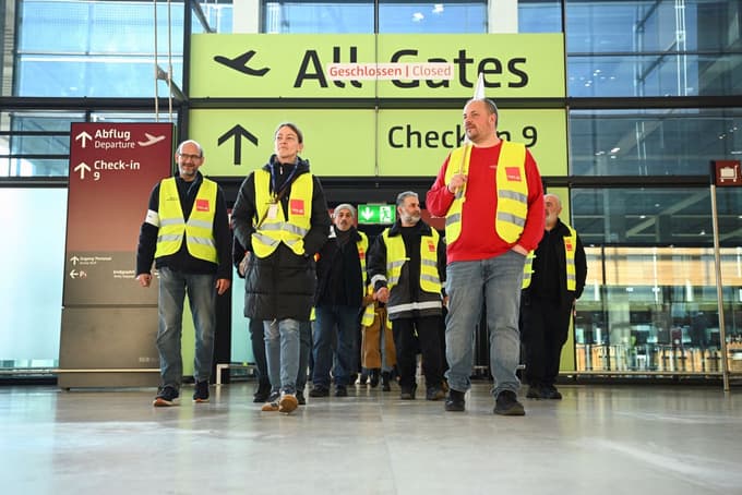 (FOTO) V Nemčiji zaradi stavke na letališčih odpovedanih več tisoč letov
