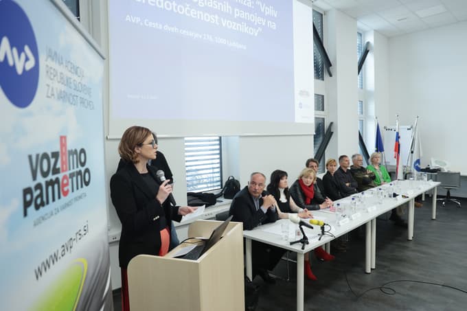 "Vozniki obcestne oglase zaznavajo kot moteč dejavnik, ki lahko vpliva na njihovo koncentracijo," je poudarila Simona Felser, direktorica Agencije za varnost prometa.