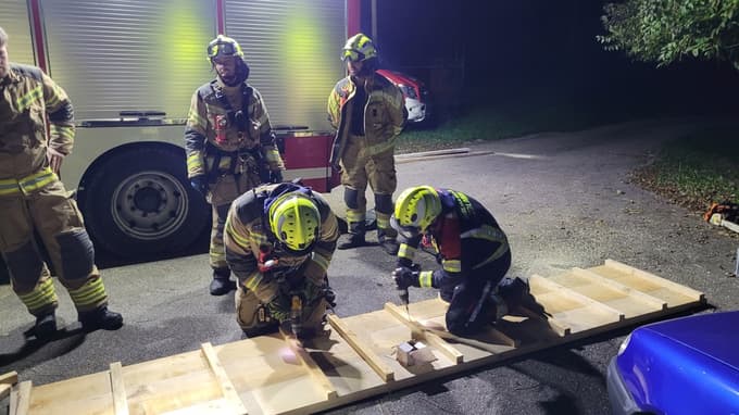 Najprej je bilo treba klančino izdelati, da bi konju pomagali iz jame.