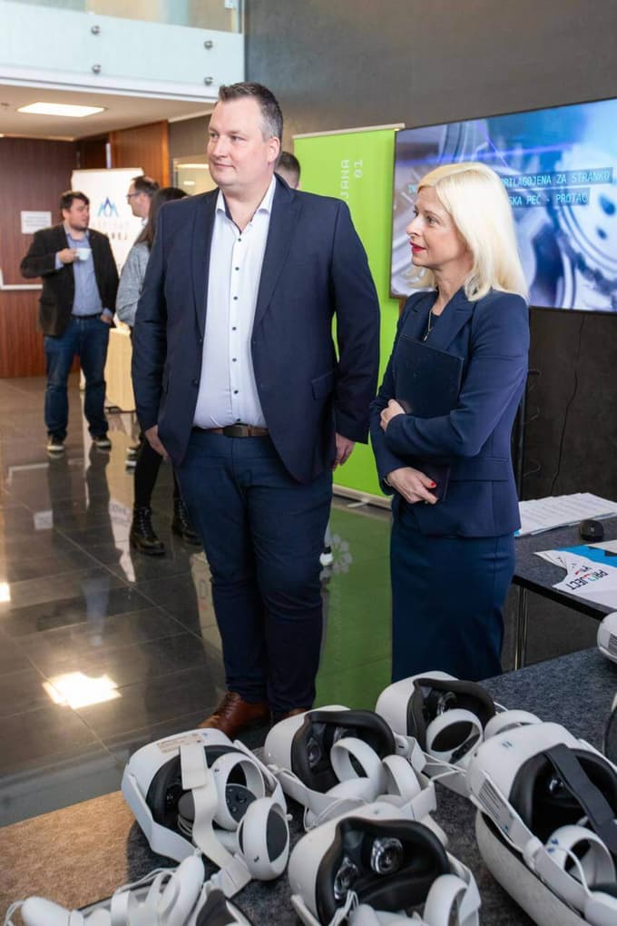 Ministrica za digitalno preobrazbo Ksenija Klampfer in Urban Plevnik, direktor Inštituta za industrijo 5.0