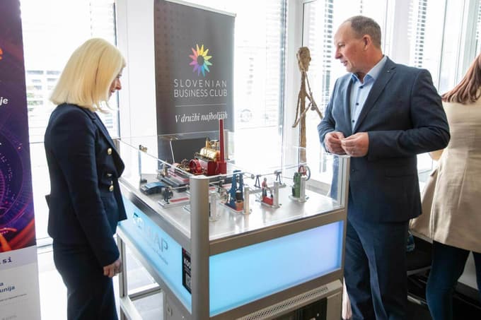 Ministrica za digitalno preobrazbo Ksenija Klampfer in sopredsedujoči forumu Tadej Slapnik