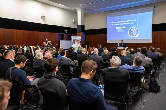 (FOTO) Slovenija na pragu pete industrijske revolucije: Kakšna je prihodnost gospodarstva in tehnologije