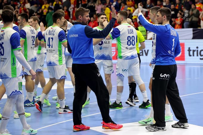 epa11959604 Slovenia's players celebrate after winning the Men's EHF EURO 2026 Qualifiers handball match between North Macedonia and Slovenia in Skopje, Republic of North Macedonia, 12 March, 2025. EPA/GEORGI LICOVSKI