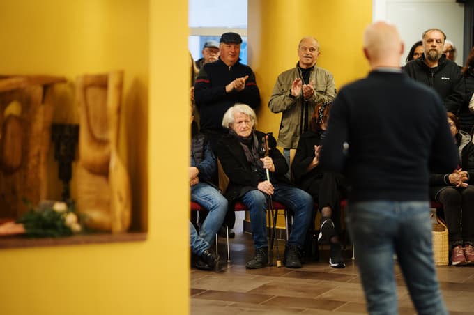 Mirsad Begić, odprtje razstave Koroški pečat Mirsada Begića, dialog kiparja s fotografinjo Niko Hölcl