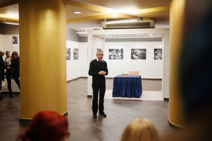 Prevaljski župan Matic Tasič v Grošljevi galeriji ob odprtju razstave NIke Hölcl