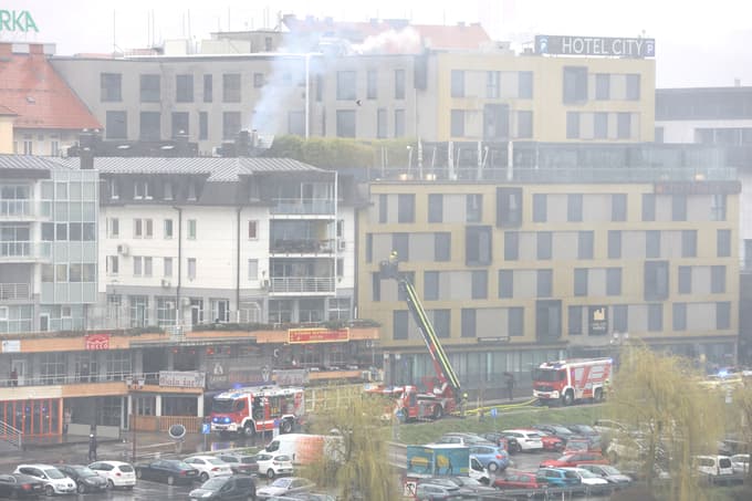 (FOTO in VIDEO) Požar na Lentu: Zagorelo je v kleti gostilne, ogenj se je po dimniku razširil na streho objekta