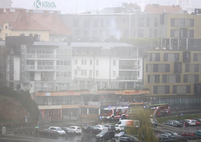 (FOTO in VIDEO) Požar na Lentu: Zagorelo je v kleti gostilne, ogenj se je po dimniku razširil na streho objekta