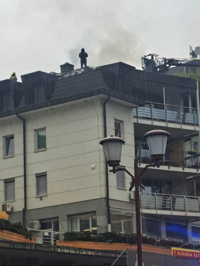 (FOTO in VIDEO) Požar na Lentu: Zagorelo je v kleti gostilne, ogenj se je po dimniku razširil na streho objekta