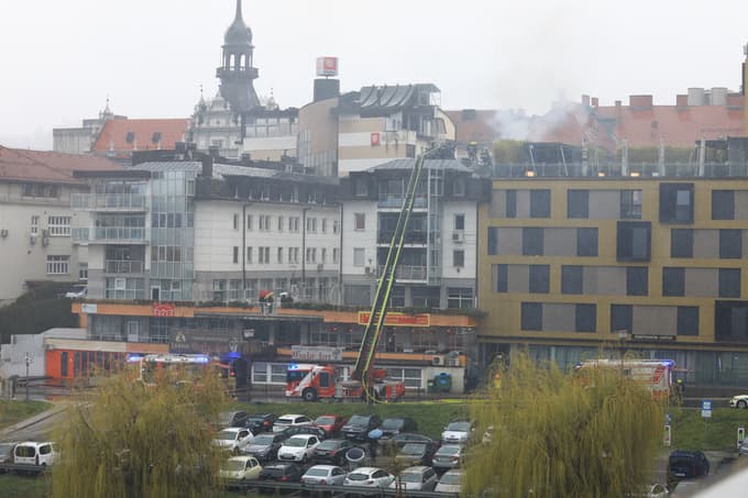 (FOTO in VIDEO) Požar na Lentu: Zagorelo je v kleti gostilne, ogenj se je po dimniku razširil na streho objekta