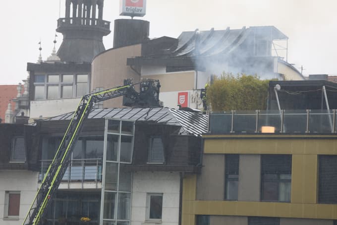 (FOTO in VIDEO) Požar na Lentu: Zagorelo je v kleti gostilne, ogenj se je po dimniku razširil na streho objekta