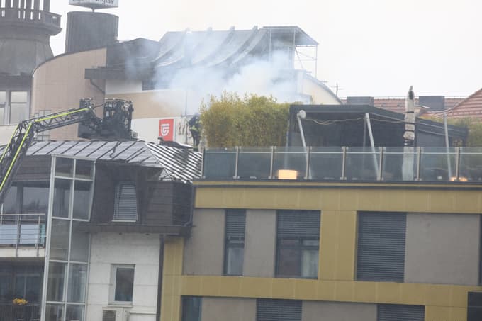 (FOTO in VIDEO) Požar na Lentu: Zagorelo je v kleti gostilne, ogenj se je po dimniku razširil na streho objekta