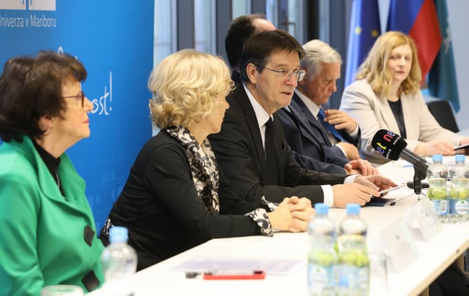 Dušica Mičetič - Turk, Sonja Pezelj - Ribarić, Zdravko Kačič, Iztok Takač, Ivan Krajnc in Maja Antanasova 