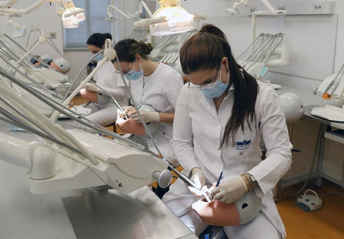 Študenti nižjih letnikov se najprej usposabljajo na simulatorjih, šele nato opravljajo klinične vaje.  