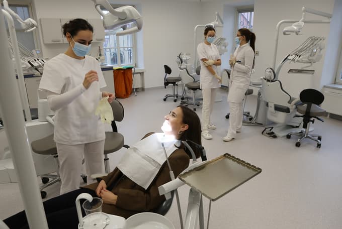 (FOTO in VIDEO) Mariborska medicinska fakulteta odslej nudi brezplačno zobozdravstveno oskrbo za vse