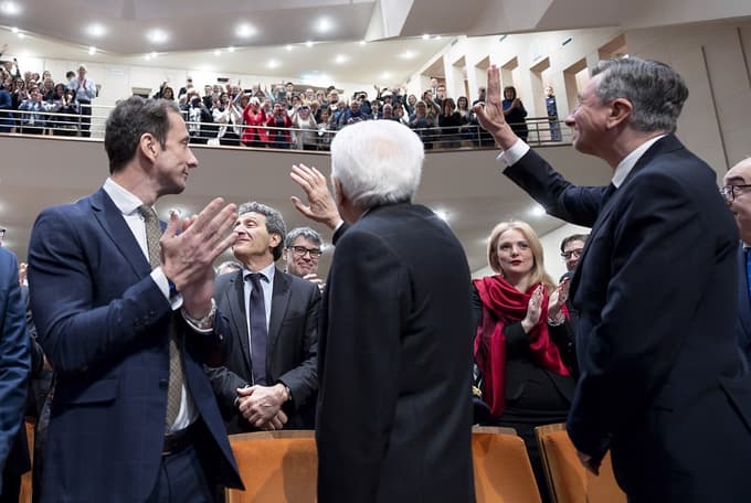 Poln avditorij Gledališča Verdi je pričakal dva dolgoletna politika in, kakor vedno poudari bivši slovenski predsednik, prijatelja.