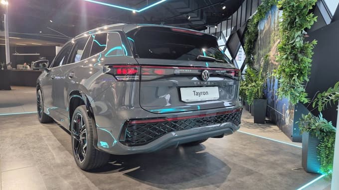 Oblikovno si seveda deli poteze z manjšim bratom in tudi z večjim touaregom.